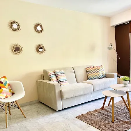 Les Glycines Apartment *