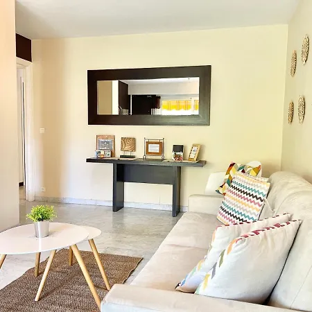 Les Glycines مينتون